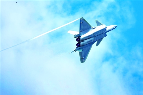 歼-20进行飞行表演